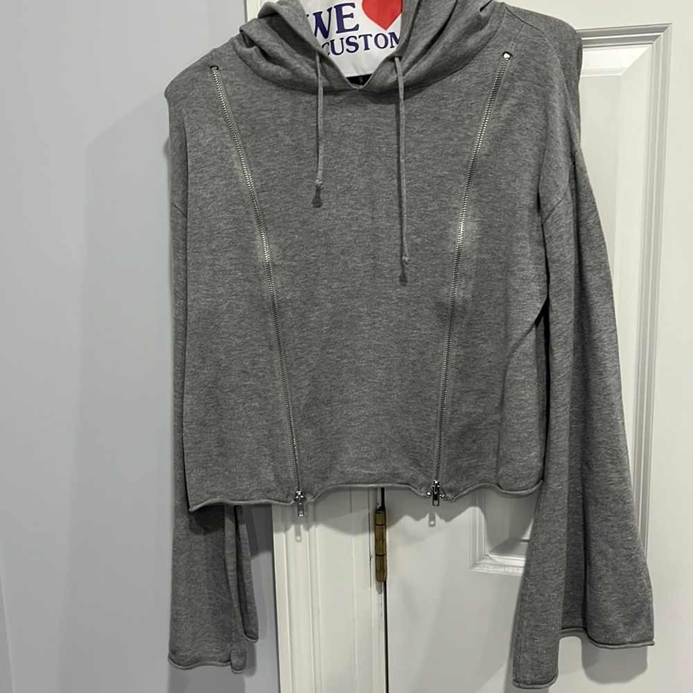 Bell sleeve , zip top